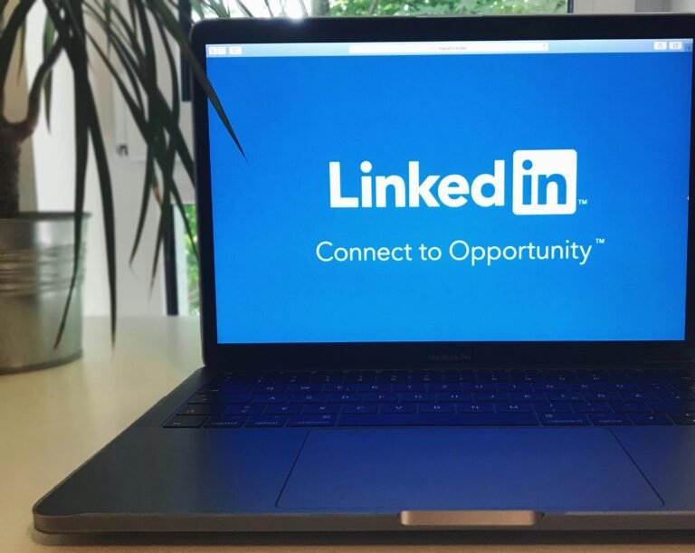 Computadora portatil en sitio de linkedIn